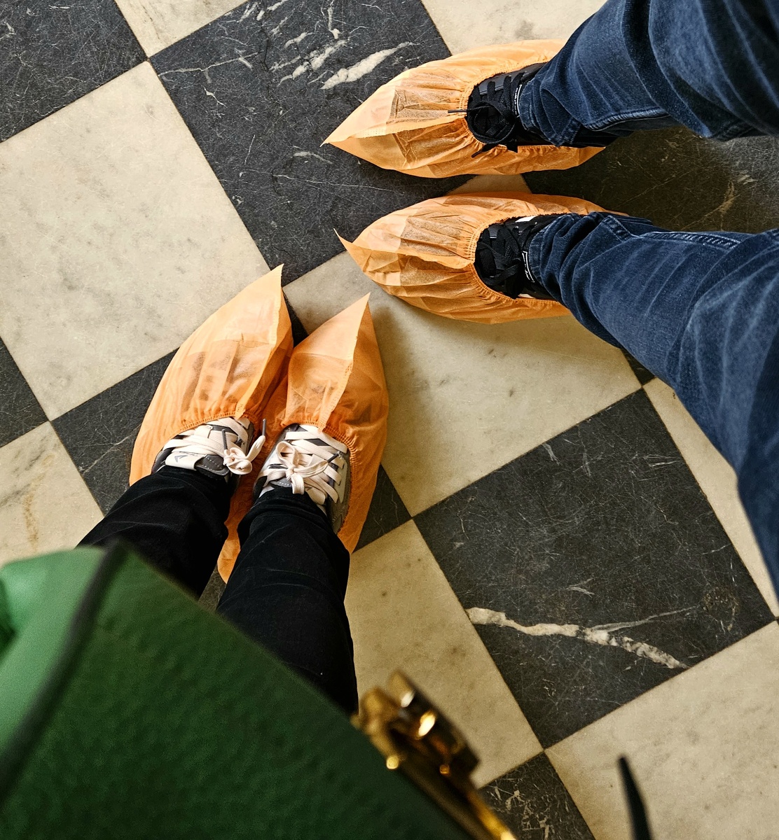 Мы в бахилах в Екатерининском дворце. Царское село.