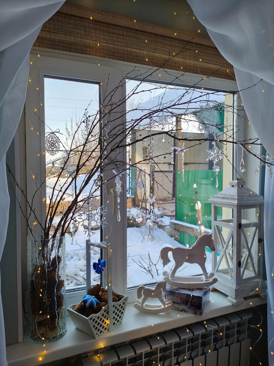 Лошадок и фонарь делал мой муж.