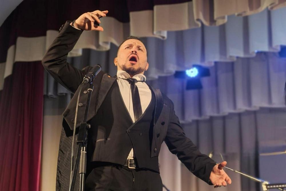    Солист Мариинского театра Вячеслав Васильев пересмотрел свой рабочий график, чтобы приехать в Херсонскую область. На него неизгладимое впечатление произвел концерт в Чаплынке. / Филармония Херсонской области