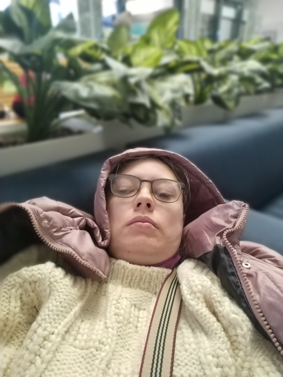 На диванчиках можно даже полежать. Ноги висят, но это лучше, чем на металлическом сидении