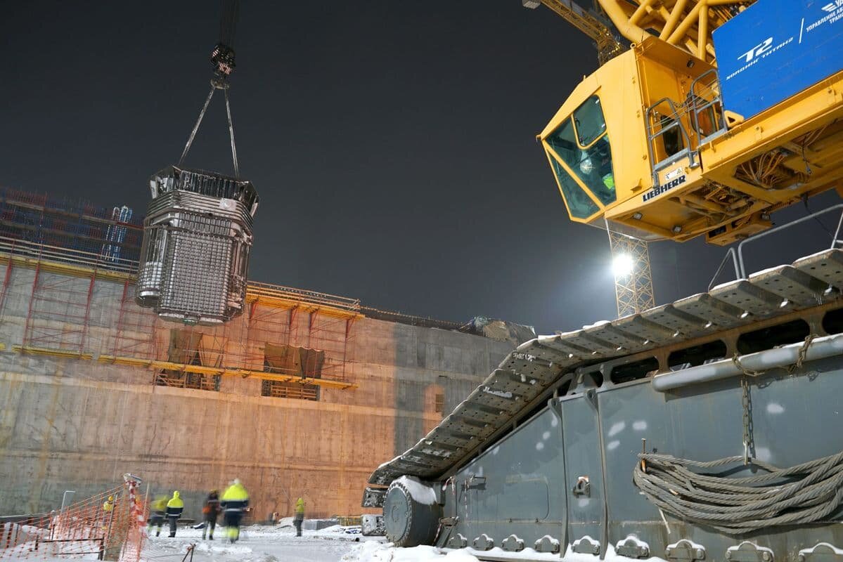   Установка металлической оболочки периферийной полости реактора БРЕСТ-ОД-300 с помощью крана