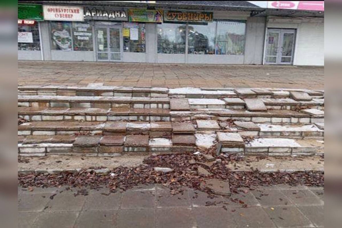    Как после бомбежки: В центре Оренбурга рассыпающиеся ступени требуют срочного ремонта