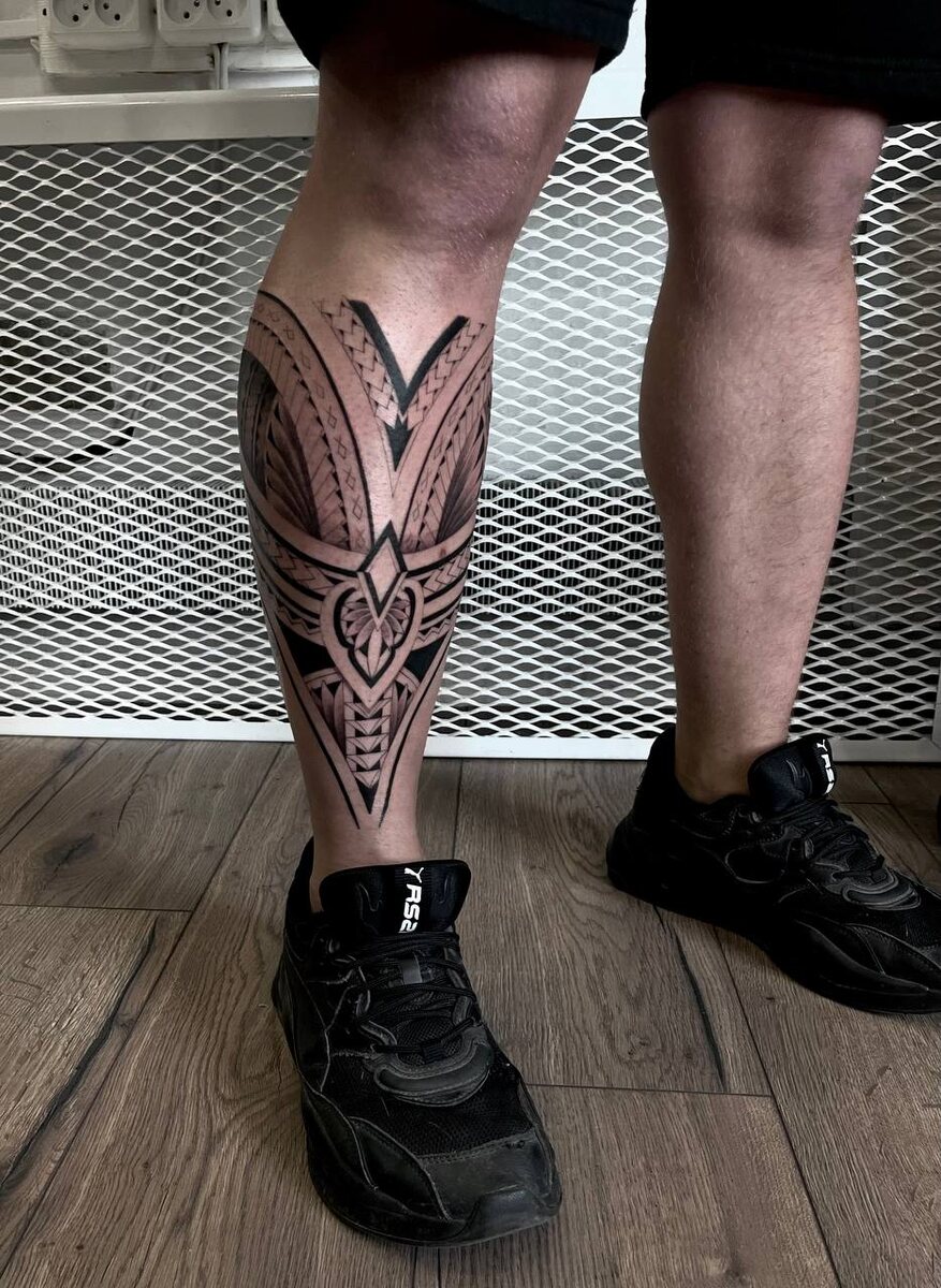 тату на голени в самоанском стиле 