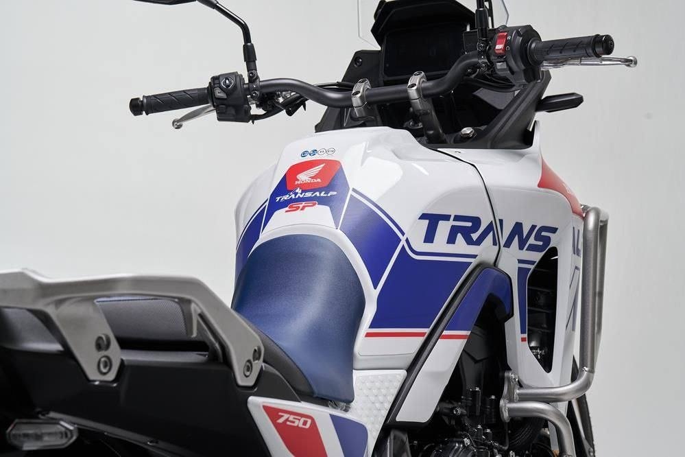 Honda представляет обновленный Transalp 2025 года.