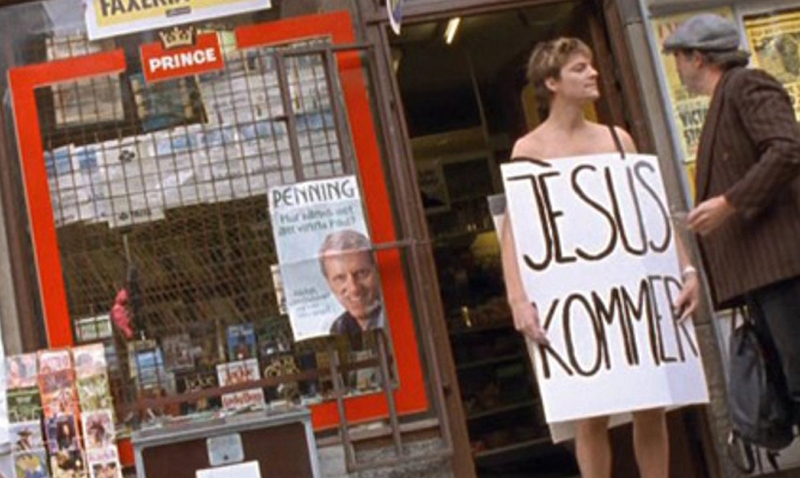 Кадр из фильма "Снова голый" / Naken (2000), Швеция