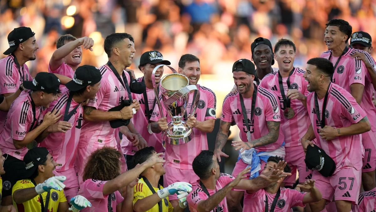 Лионель Месси празднует победу с одноклубниками после финального матча Кубка MLS против «Ванкувер Уайткэпс» (Фото Darryl Dyck / AP / TASS)