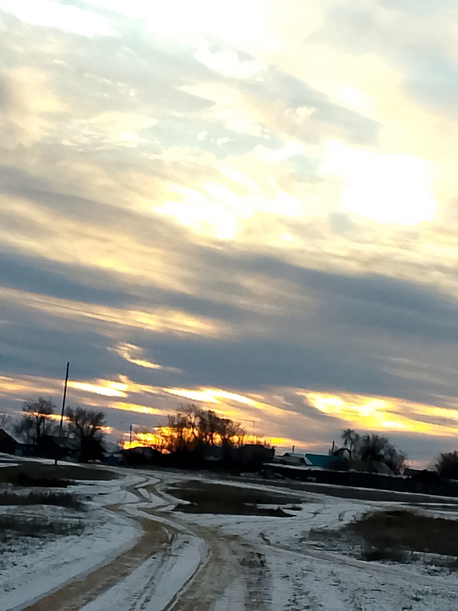 Вот так выглядит небо ,кажется будто закат,а время пятый час дня.