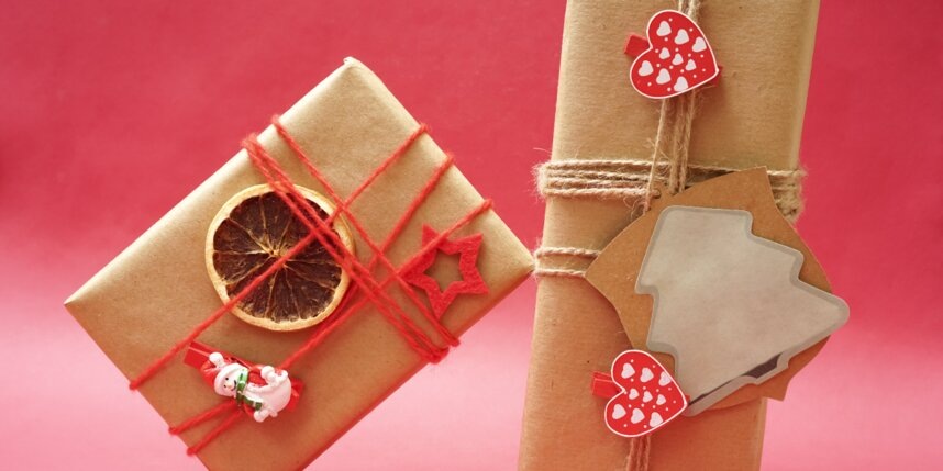    "Тайный Санта" – повод выбрать красивую, полезную и недорогую вещь, которая создаст праздничное настроение и подарит тёплые эмоции.depositphotos