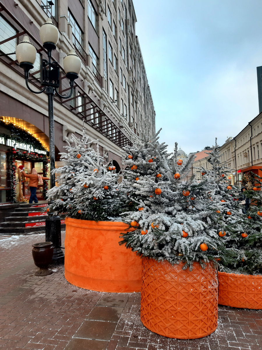 Новогодняя Москва 2026. Фестиваль «Зима в Москве». Мандариновое настроение Арбата... или где узнать свой вес в «мандаринах»)))🍊