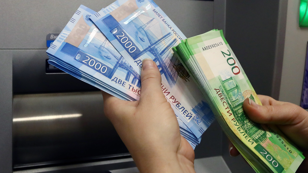 Россияне массово возвращаются к наличным