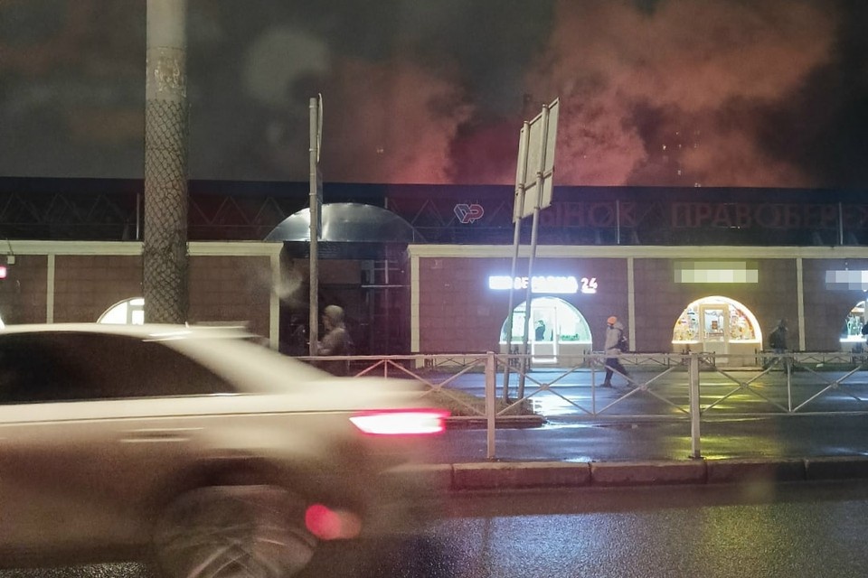 Пожар видно из разных уголков Невского района.