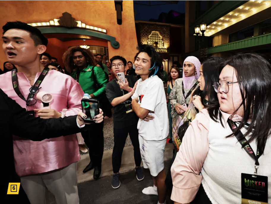 На видео, распространившемся в сети, видно, как Вэня выводят со стадиона «Санкорп» под свист и улюлюканье других зрителей.
The Straits Times/AFP через Getty Images