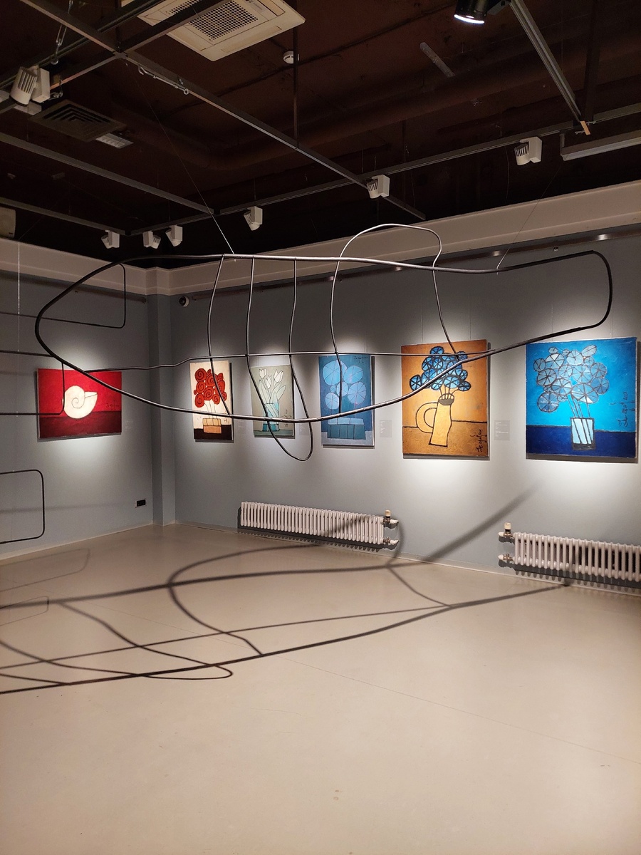 Когда экспозиция в целом обладает синергетическим эффектом. И совокупность произведений видится нечто большим, чем каждое по отдельности. →