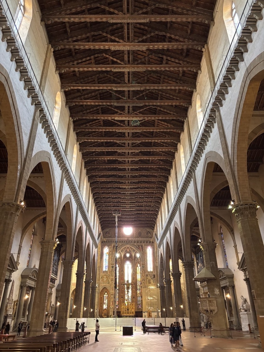 Внутренне пространство базилики Санта-Кроче. Оцените масштаб! Работа Донателло расположена в правом нефе