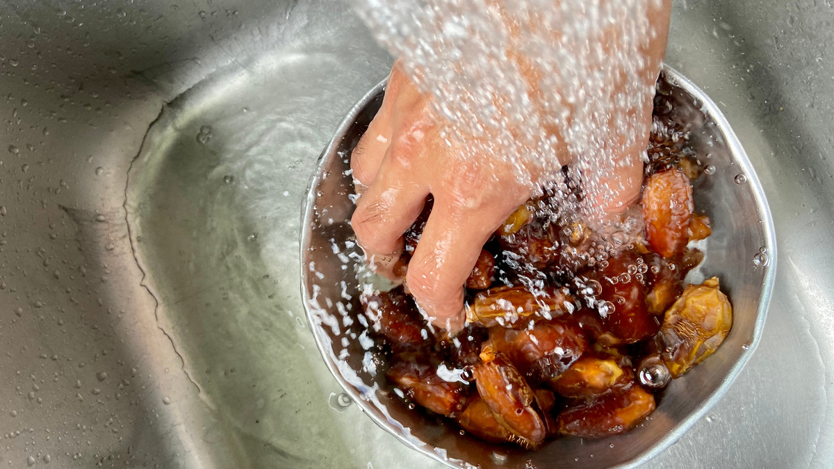     Фото: TongRoRo/Shutterstock/FOTODOM Достаточно поместить сухофрукты в дуршлаг и устроить им бодрый, прохладный душ под сильной струей проточной воды. Механическое воздействие воды удалит основную часть поверхностных загрязнений