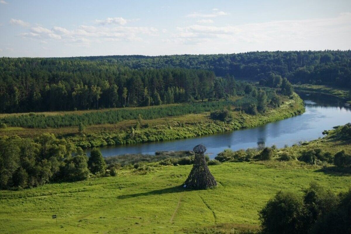 Сам по себе парк — это большой лес с разбросанными по нему арт-объектами. Источник: vk.com/nikolalenivets📷
