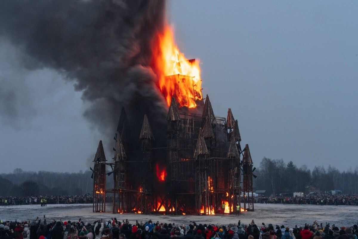 Сожжение арт-объектов выглядит эпично. Источник: vk.com/nikolalenivets📷
