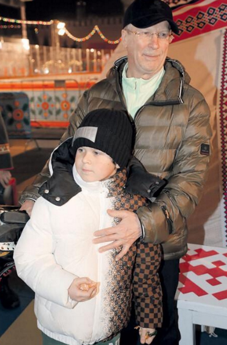 Саша Малахов с дедушкой. Фото: Лариса Кудрявцева / "КП"