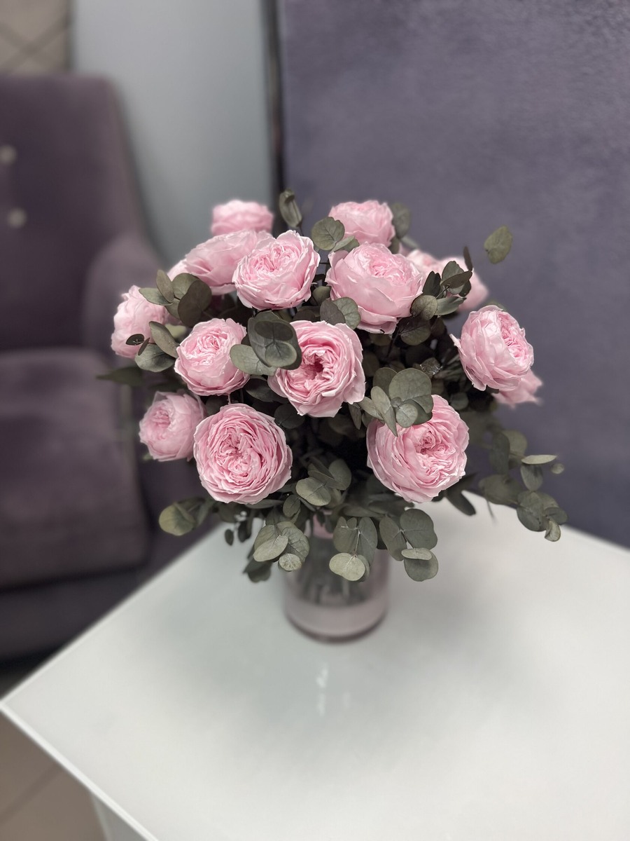 Букет из стабилизированных роз и эвкалипта