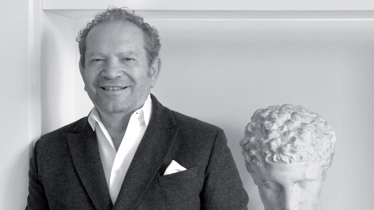 Итальянскому дизайнеру Эрмано Шервино удается мастерски отображать классические силуэты прошлого, внедрять модные тенденции настоящего и делать четкие зарисовки характера будущей моды.

