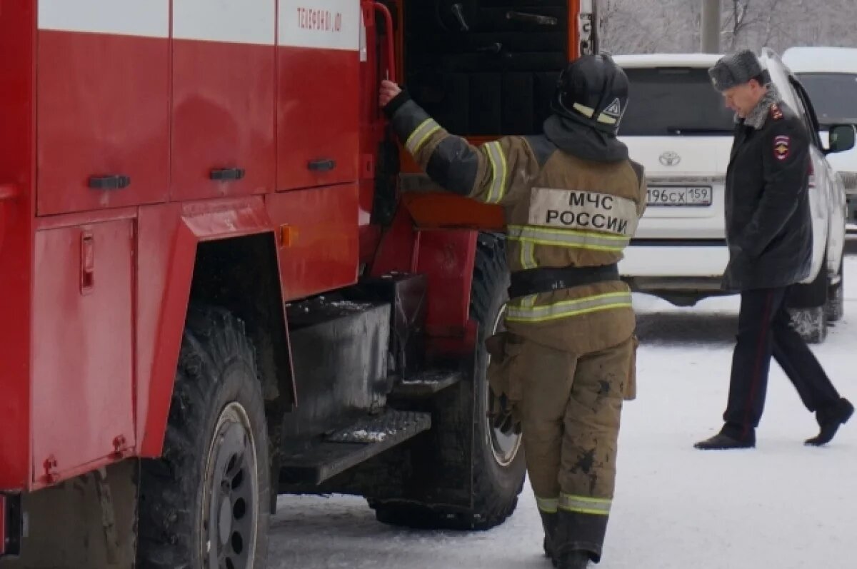    Пожар на Правобережном рынке в Петербурге: горят 50 квадратных метров