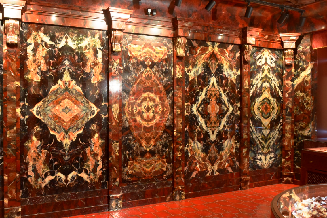 В Оренбурге в музее-спутнике Государственного Эрмитажа недавно появилась единственная в мире Яшмовая комната. Панно в ней изготовлены из орской яшмы. Фотография с сайта "Яшма-Арт" (https://yashma-stone.com/yashmovaya-komnata)