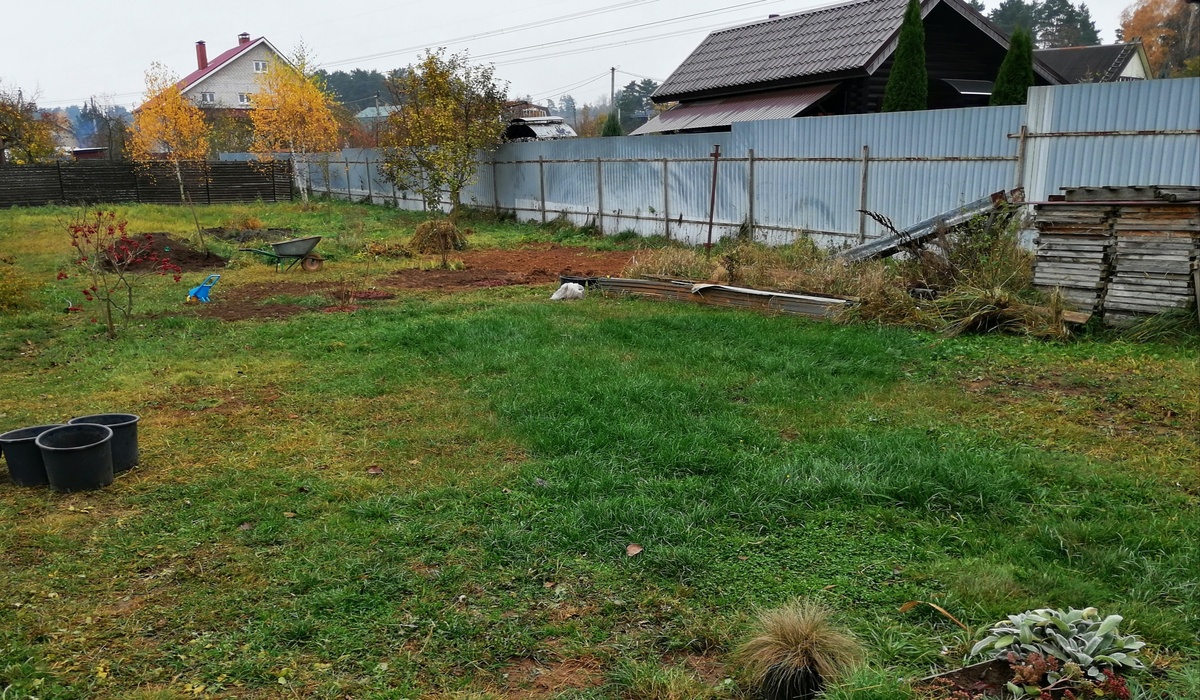 Здесь уже куча земли разобрана, просеяна, но не убрано всё лишнее. Конец октября прошлого года. 