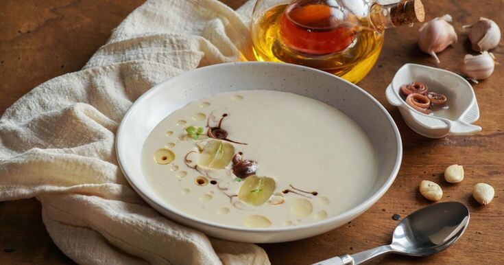 Ахобланко - холодный суп, в основе которого протертый миндаль, эмульгированный с оливковым маслом. Появился задолго до гаспачо и стал характерным наследием арабского влияния.  