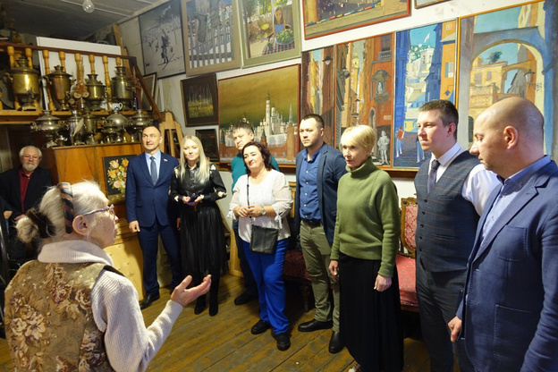    Кировские депутаты посетили мастерскую известных художников и обсудили судьбу их коллекции
