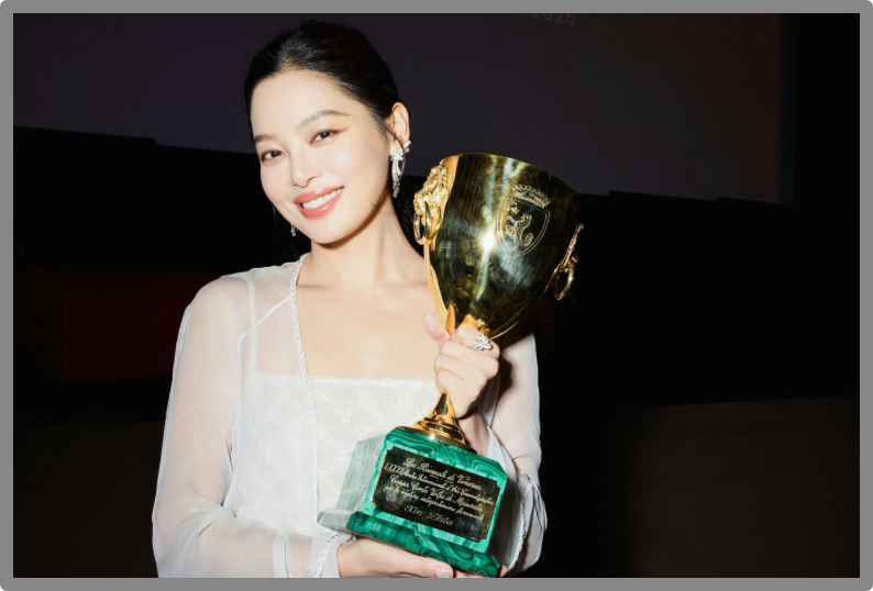 Актриса Синь Чжилей.