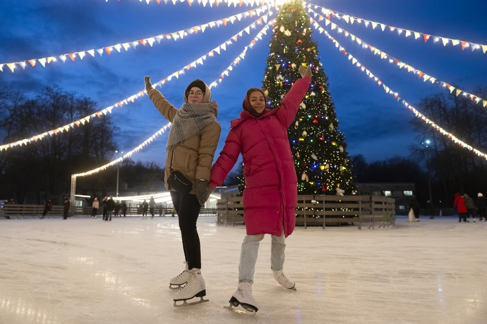    Большинство катков работает по часовым сеансам, а ценник растет ближе к вечеру. Юлия ПЫХАЛОВА