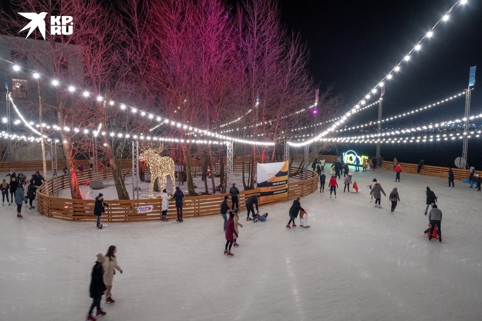    По традиции залили лед и в "Севкабель Порту". А по соседству, в "Брусницыне", работает каток с лазерной подсветкой. Олег ЗОЛОТО