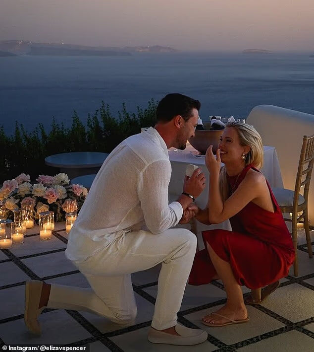 Элиза Спенсер и Ченнинг Миллерд в самый момент предложения руки и сердца. В руках у Ченнинга заветная коробочка с кольцом