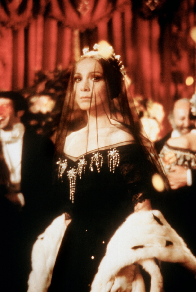 Тереза Стратас в роли парижской куртизанки Виолетты Валери, в фильме-опере «Травиата» (Верди). 1982 год, режиссер Франко Дзеффирелли. Опера написана Верди на либретто по «Даме с камелиями» и остается одной из самых популярных и исполняемых опер XIX века. Нет оперного театра без «Травиаты», и любое колоратурное или лирико-колоратурное сопрано мечтает спеть однажды эту партию. 