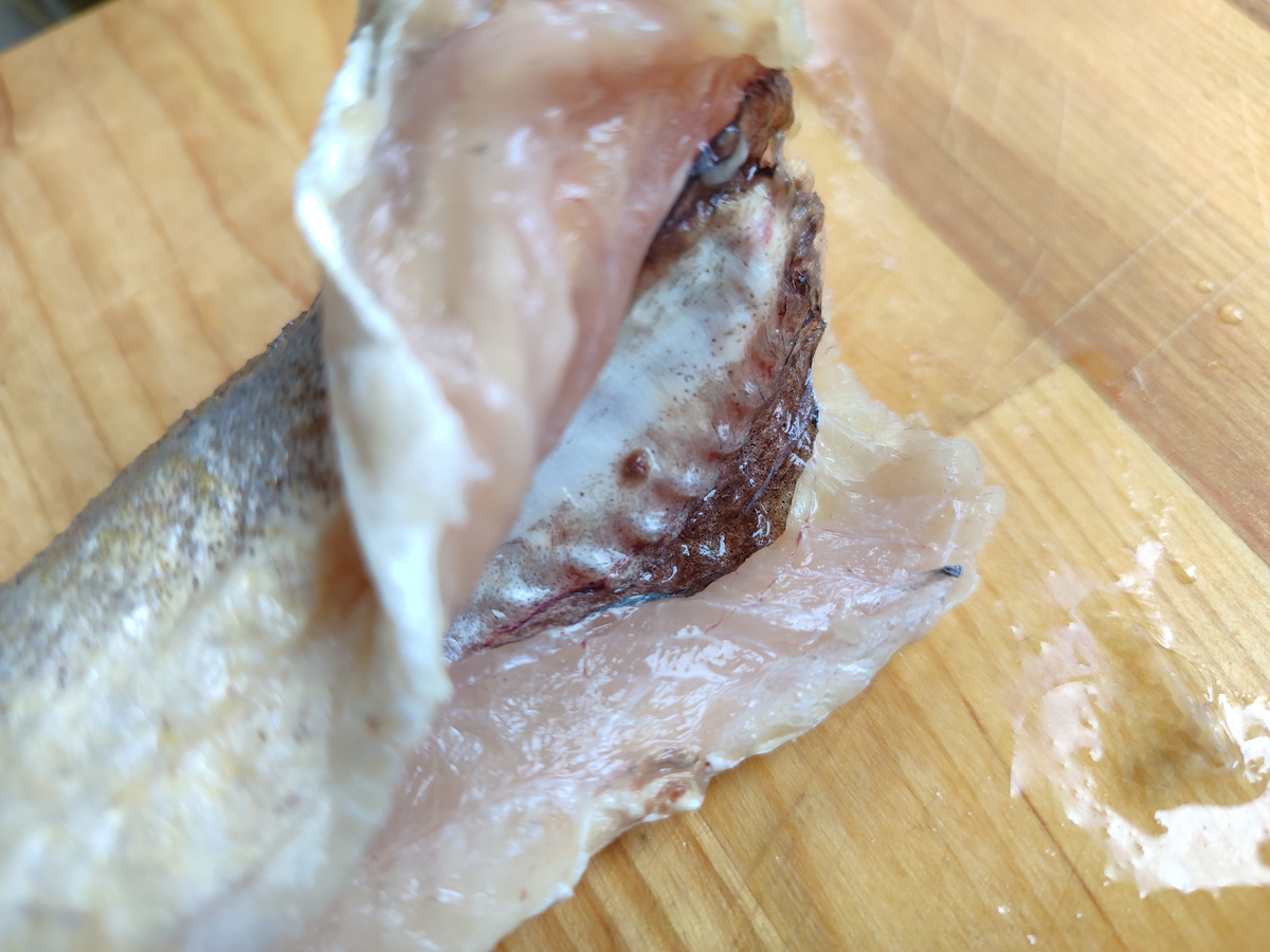 Достаточно поддеть ножом пленку. 