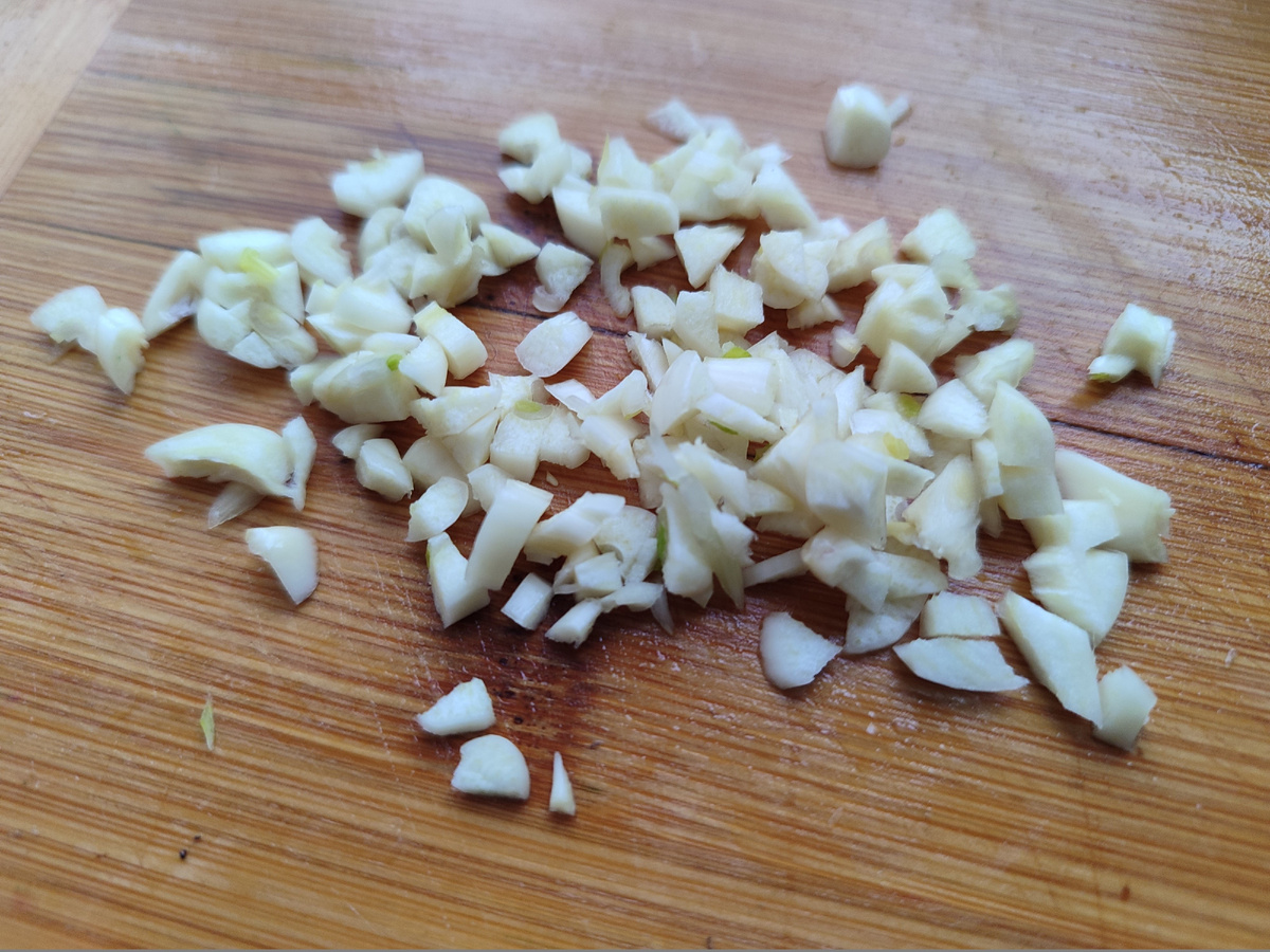 Но, внимание - без фанатизм, то есть не надо в кашицу чеснок превращать, иначе панировка не получится.