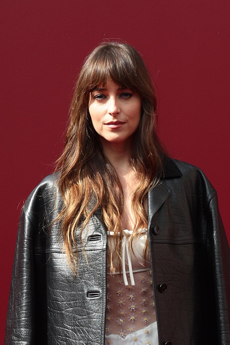 Vittorio Zunino Celotto / Getty Images📷Дакота Джонсон. В 2026 году будут актуальны стрижки и укладки, которые выглядят хорошо без особых усилий