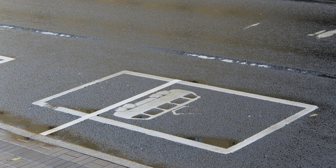 Бирюзовый и оранжевый асфальт: как меняется городской транспорт