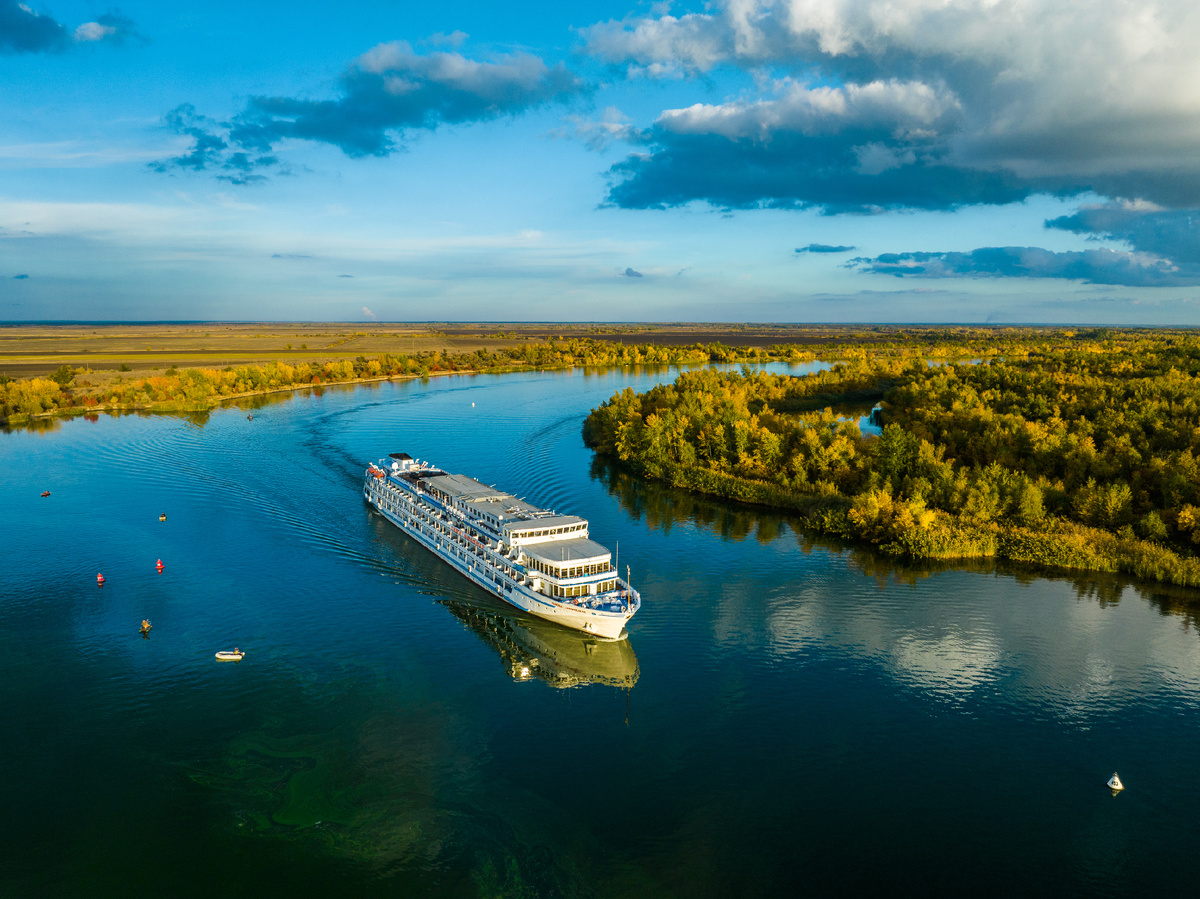 Теплоход "Генерал Лавниренков"
