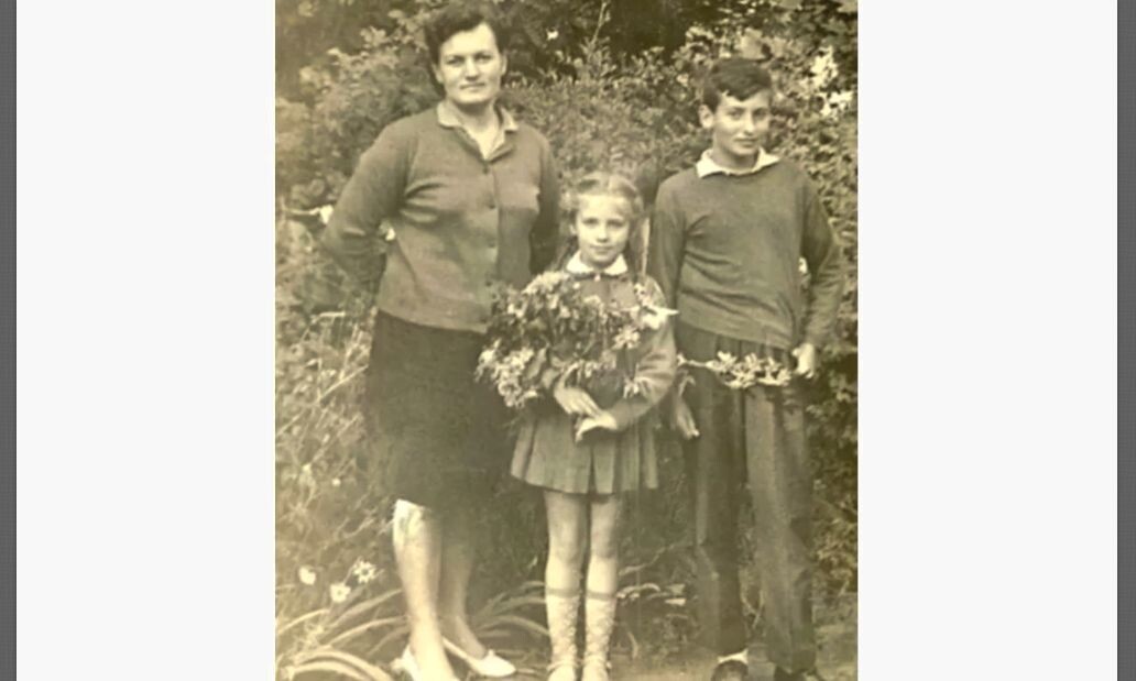 Игорь Крутой в детстве с матерью и сестрой