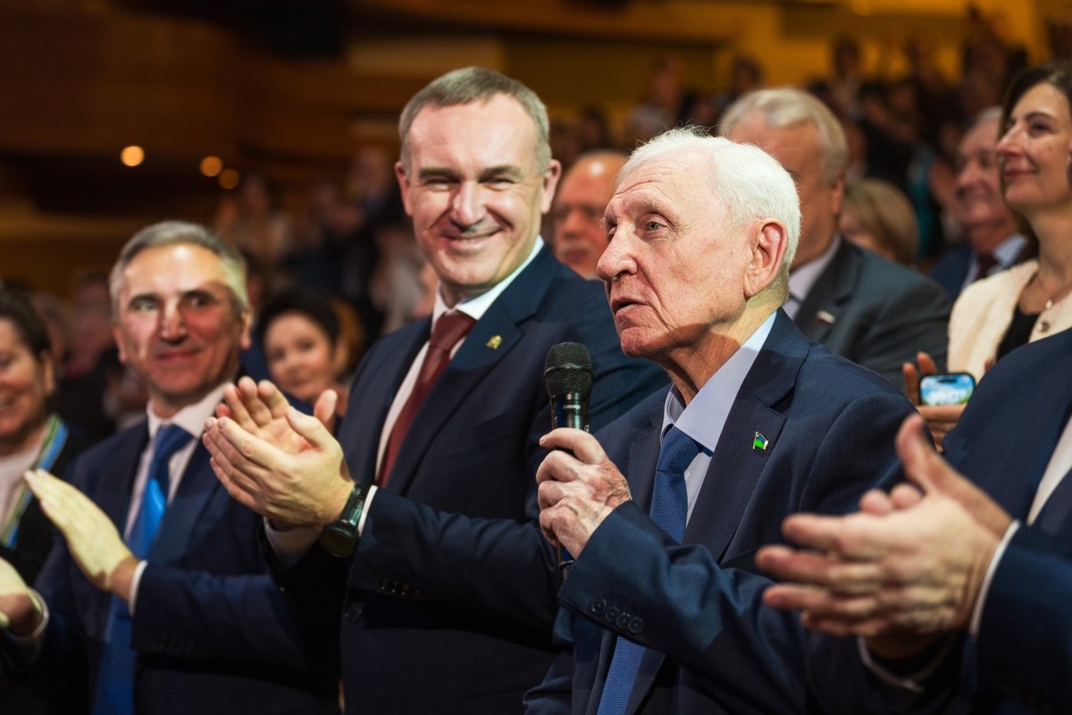    Югорчане прерывали торжественное мероприятие овациями для первого губернатора региона