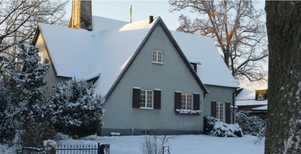Дом эксплуатируется почти век, пережил десятки суровых скандинавских зим, и при обследовании специалисты отметили отсутствие критических деформаций стен, стабильную геометрию и удовлетворительное состояние штукатурных слоев.