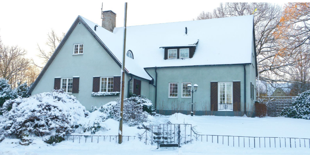 Дом эксплуатируется почти век, пережил десятки суровых скандинавских зим, и при обследовании специалисты отметили отсутствие критических деформаций стен, стабильную геометрию и удовлетворительное состояние штукатурных слоев.