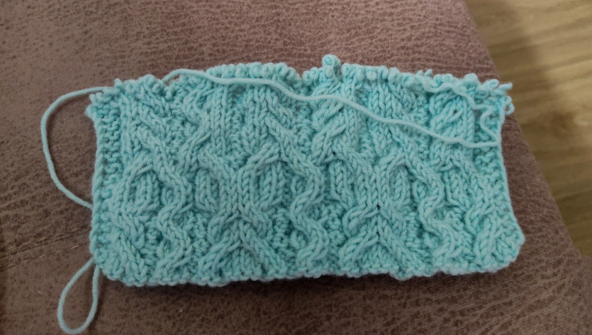 Фото 1. Сторона А вязаного образца двухстороннего арана. Без спиц