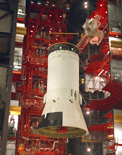 Ступень S-IVB вместе с межсупенчатым адаптером. Наверху виден приборный блок Instrument Unit - IU