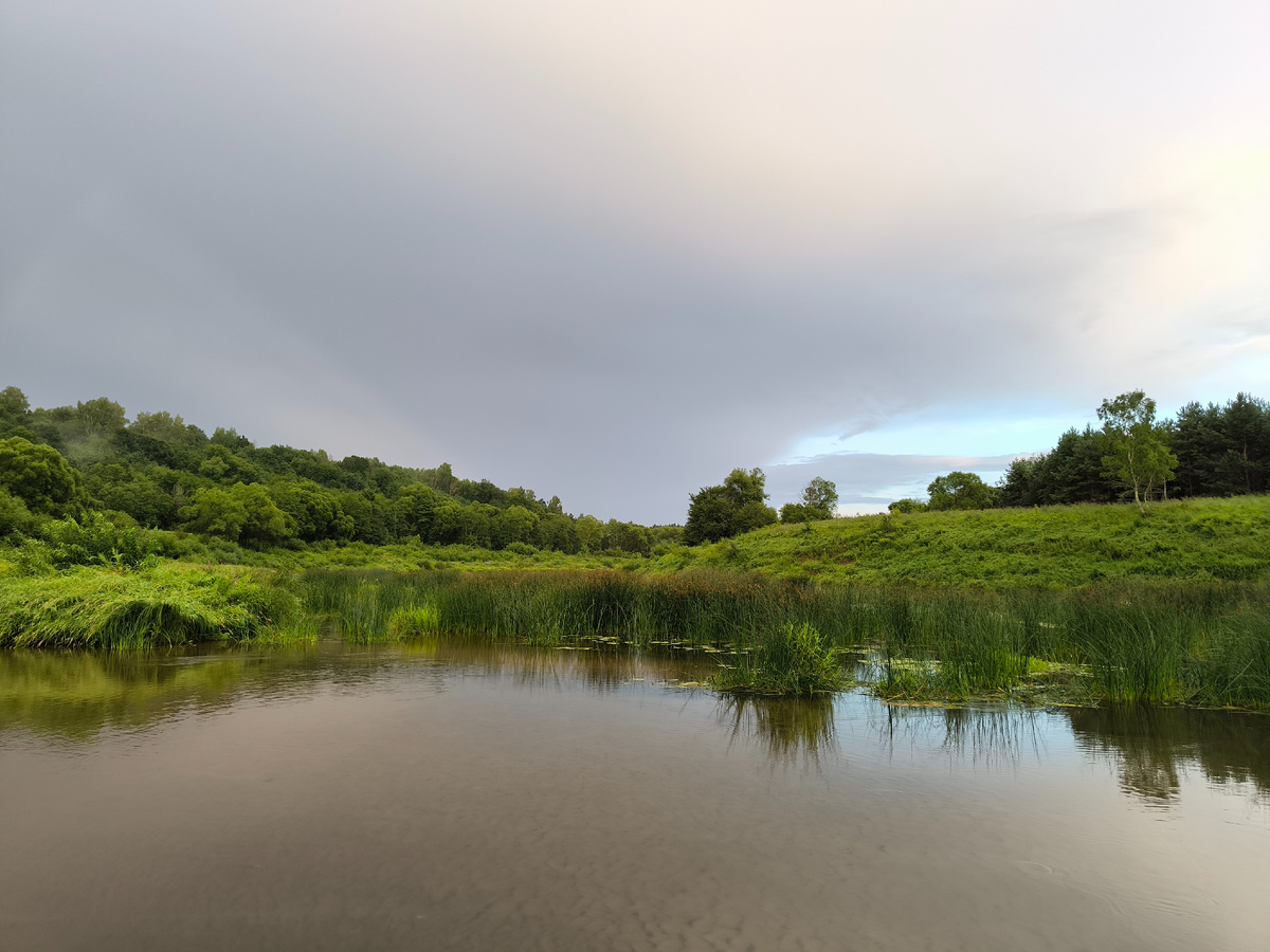 В том же месте смотрим вниз по течению