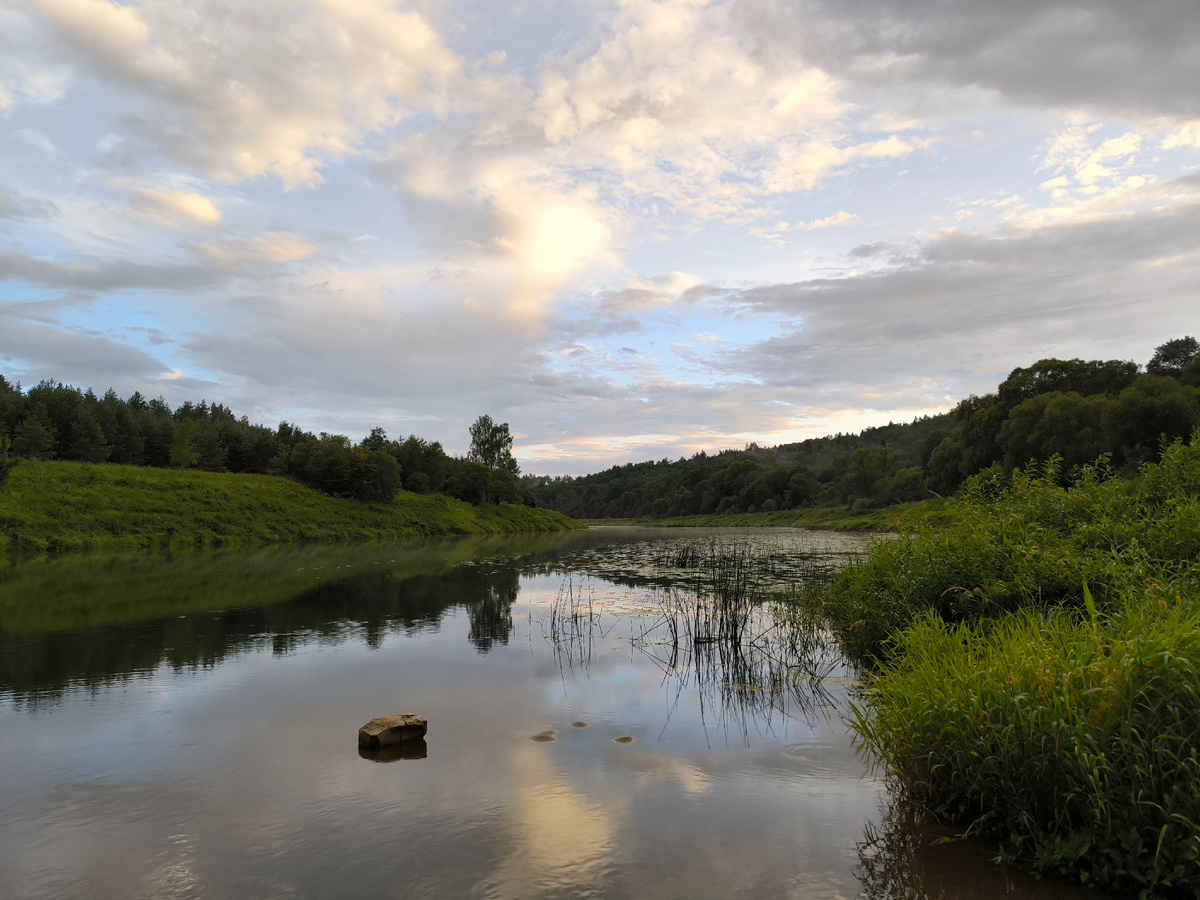 Угра в Никола-Ленивце. Вид вверх по течению