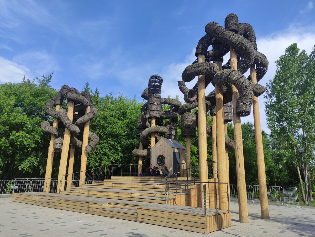 Фигуры в парке Чермянка. Москва. 2023 год.