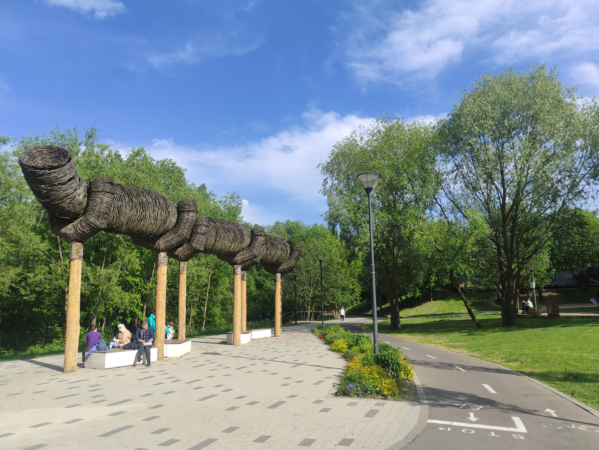 Деревянные столбы. Кольца из лозы на металлическом каркасе