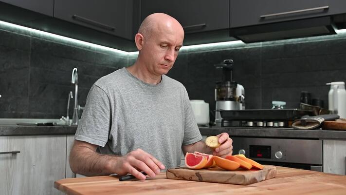 Мужчины массово жалуются на нежелание женщин готовить: нас кормят фруктами и магазинными соками